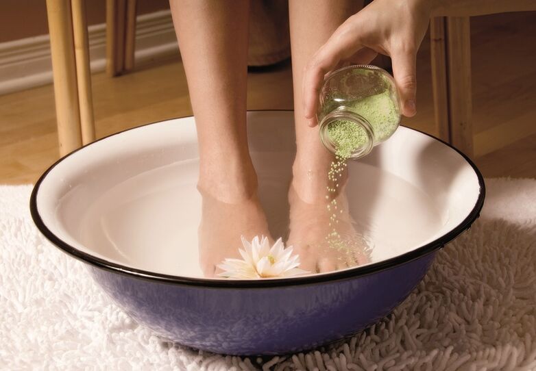 μπάνιο για τη θεραπεία του μύκητα στα δάχτυλα των ποδιών
