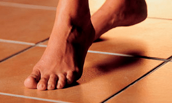 το περπάτημα ξυπόλητος ως αιτία εμφάνισης του μύκητα στο δέρμα των ποδιών